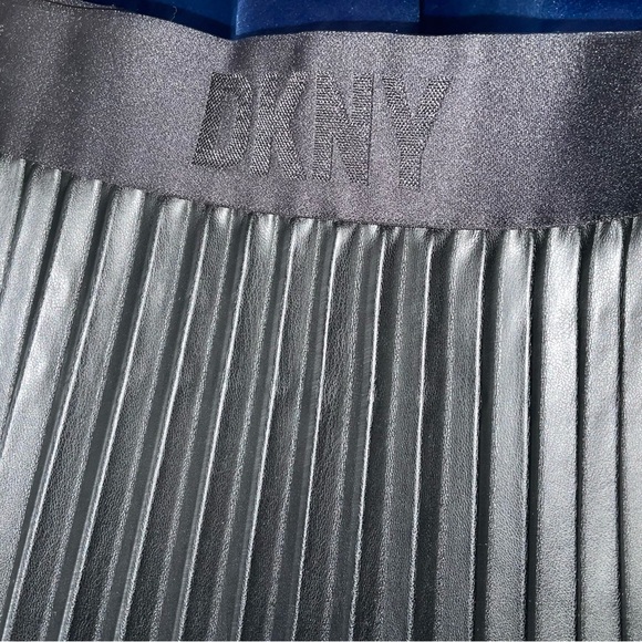 NWT DKNY Women's Faux Leather Pleated Pull-On Skirt Size M - Picture 3 of 5